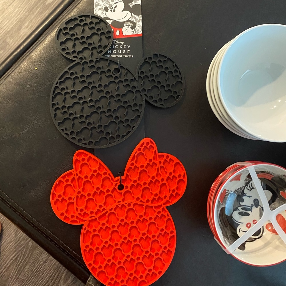 Mickey Mouse and Minnie Mouse kitchen items - Picture 3 of 16